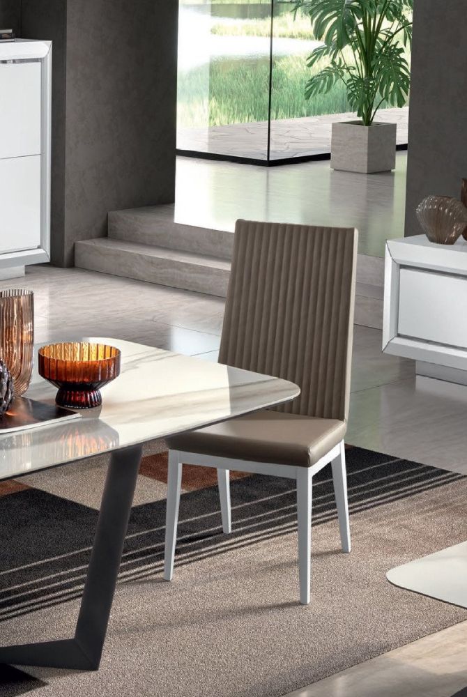 Table to eat store in living room